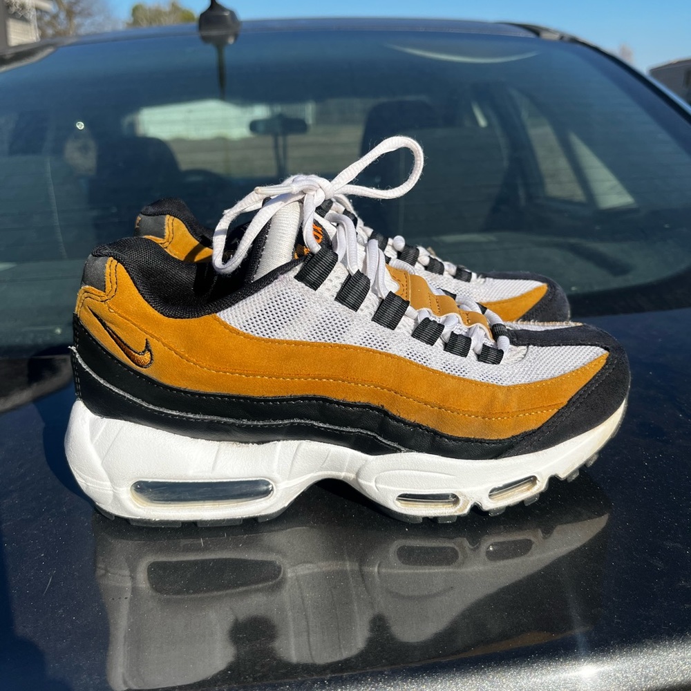 Boys 5.5 Air Max 95. Great condition.